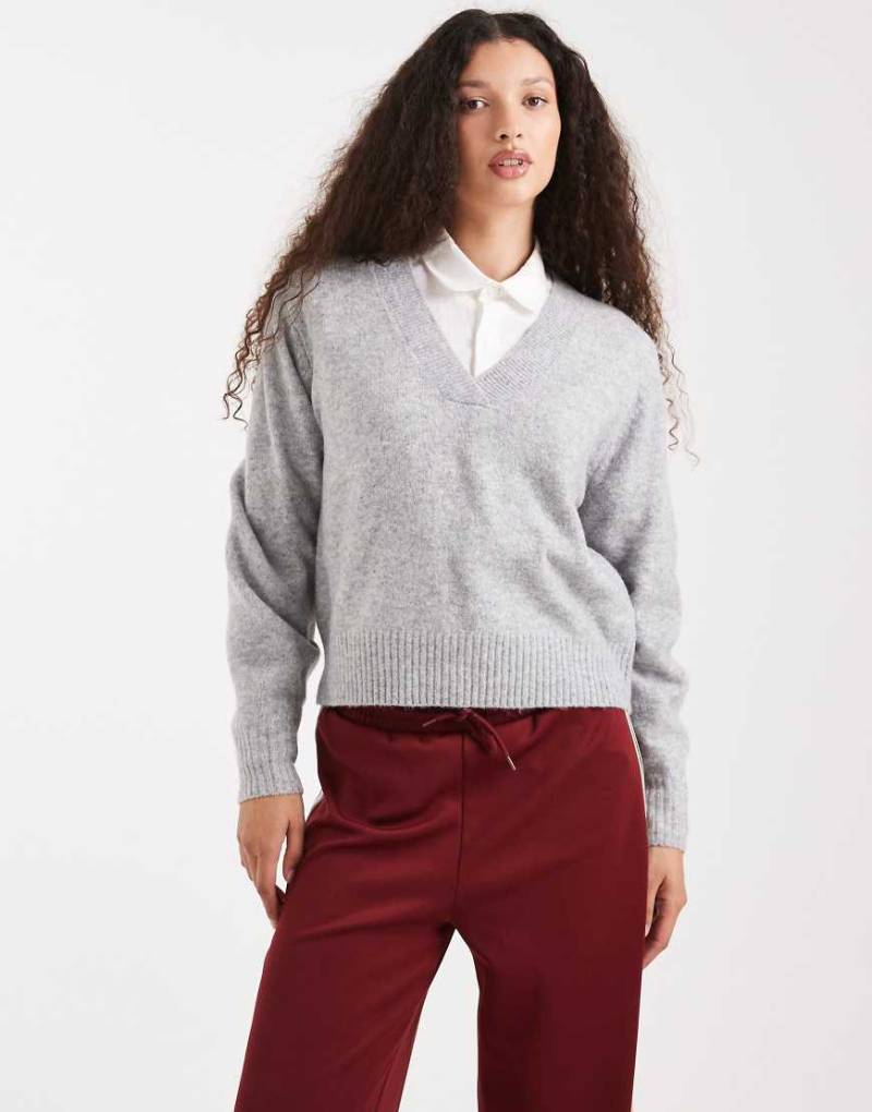 Vero Moda - Weicher Oversize-Pullover in meliertem Grau mit V-Ausschnitt von Vero Moda