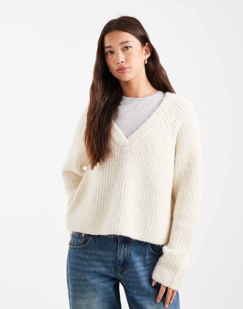 Vero Moda - Weicher flauschiger Strickpullover in Creme mit V-Ausschnitt-Weiß von Vero Moda