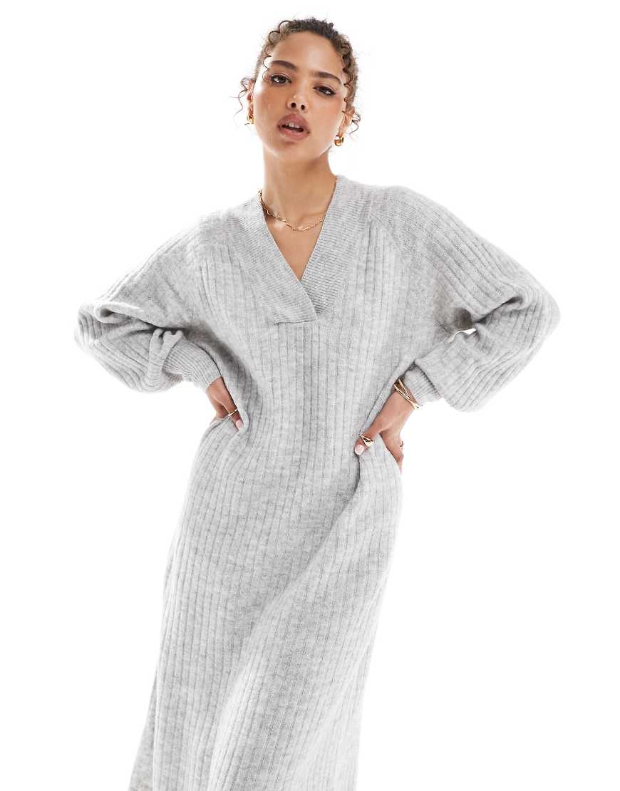Vero Moda - Weiches, geripptes Oversize-Pulloverkleid in Hellgrau meliert Vero Moda - Weiches, geripptes Oversize-Pulloverkleid in Hellgrau meliert von Vero Moda