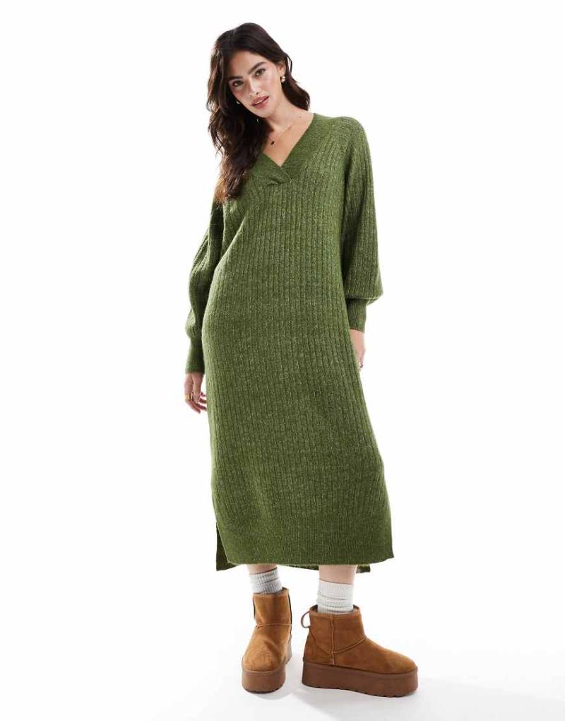 Vero Moda - Weiches, geripptes Oversize-Pulloverkleid in meliertem Khaki-Grün von Vero Moda