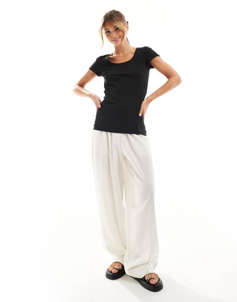 Vero Moda - Weiches T-Shirt in Schwarz mit U-Ausschnitt von Vero Moda