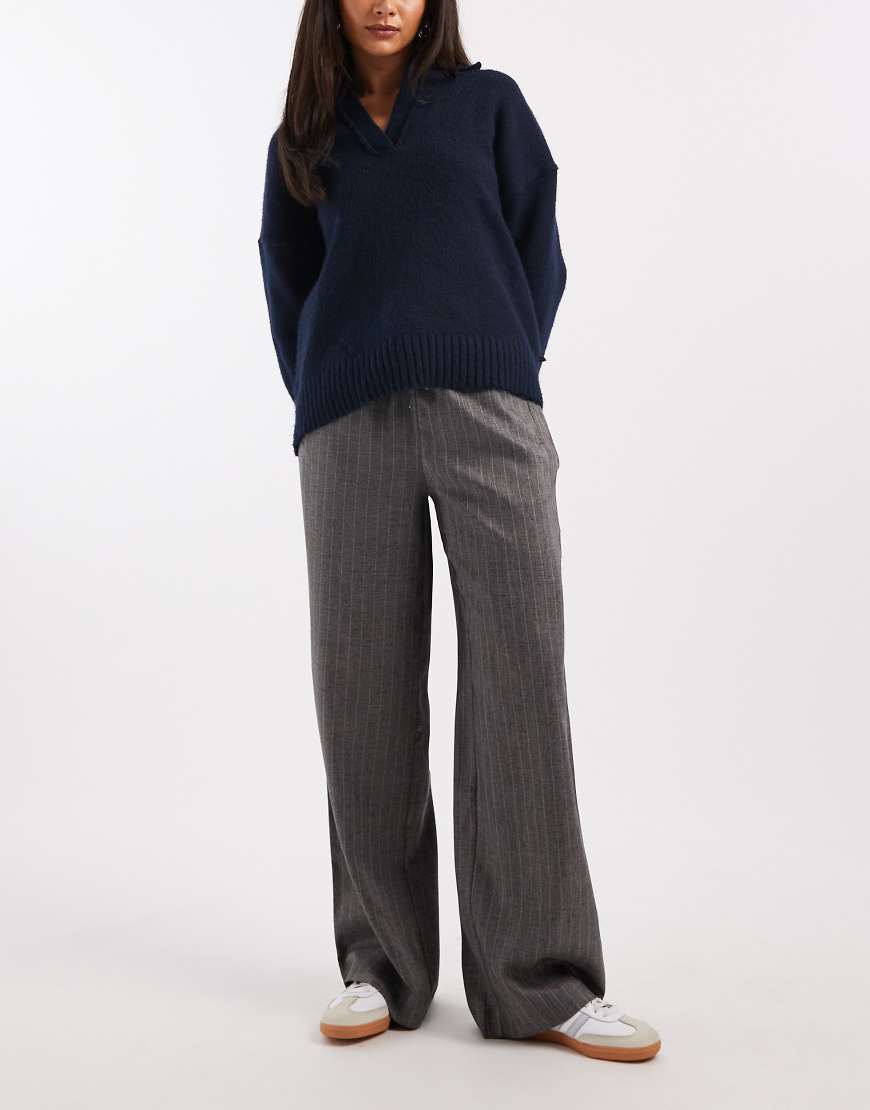 Vero Moda - Weit geschnittene Dad-Hose in grau meliert mit Nadelstreifen und Kordelzugbund von Vero Moda