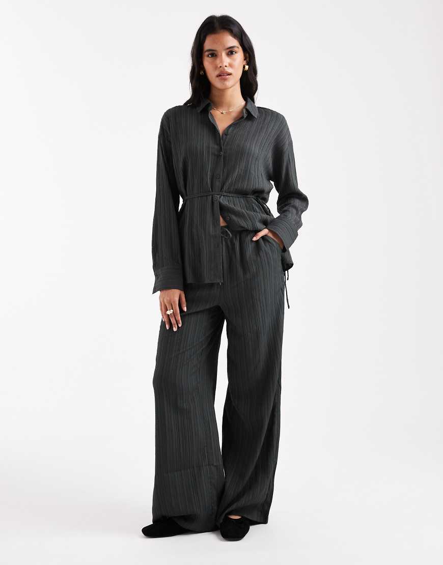 Vero Moda - Weite, plissierte Hose in Anthrazitgrau, Kombiteil Vero Moda - Weite, plissierte Hose in Anthrazitgrau, Kombiteil von Vero Moda