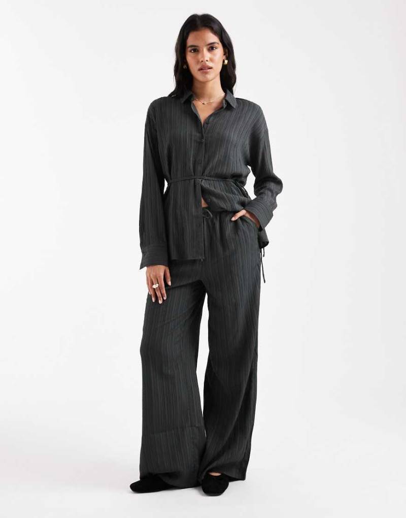 Vero Moda - Weite, plissierte Hose in Anthrazitgrau, Kombiteil von Vero Moda