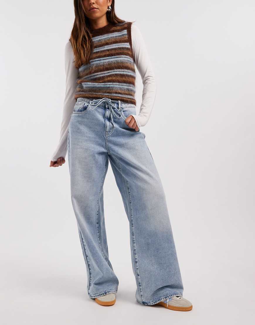 Vero Moda - Wien - Jeans in hellblauer Waschung mit weitem Bein, mittelhohem Bund und Gürtelschlaufen von Vero Moda