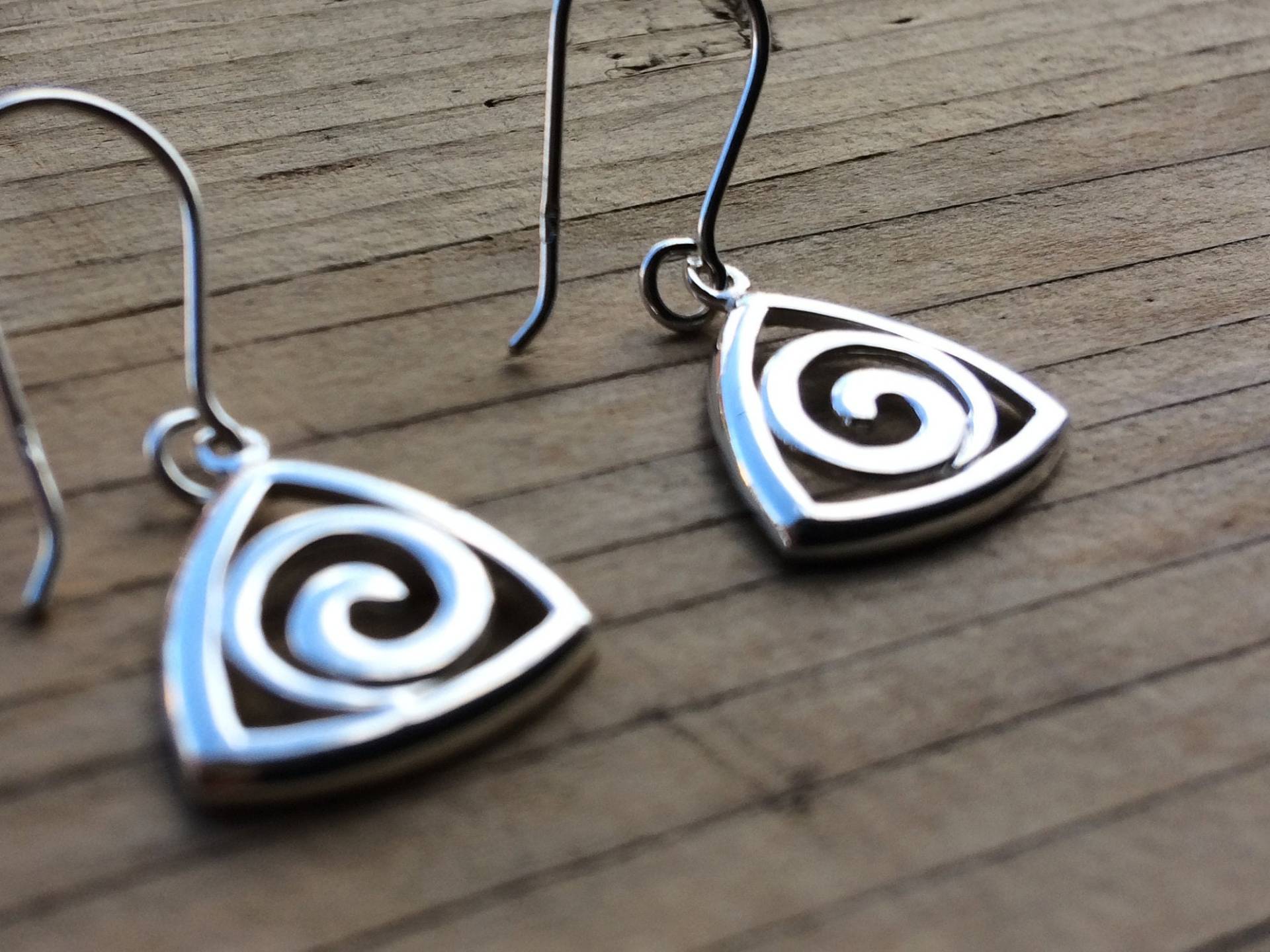 925 Silber Dreieck Swirl Cut Design Ohrringe Klein Dreieckig 3 Punkt Unendlich Geschenk Liebe Freundschaft von VerodesignStudio