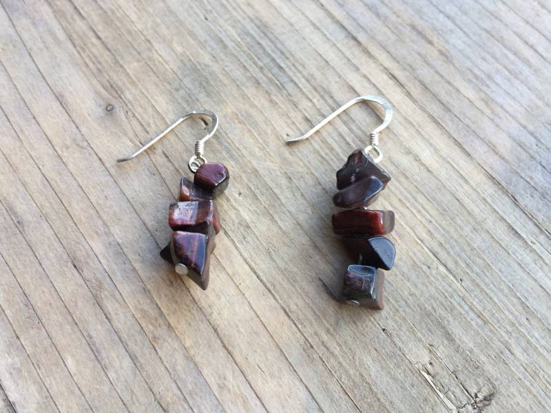 Rotes Tigerauge Silber Kristall Edelstein Chip Hängehaken Ohrringe Schutz Erdung Selbstwertgefühl Geschenk Liebe Freundschaft Handarbeit von VerodesignStudio