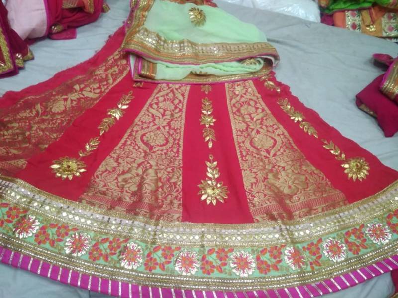 Veroniq Trends - Brokat Design Und Gota Patti Lehnga Mit Dupatta in Borte - Traditionell, Ethnisch, Rajasthani, Jaipuri, Braut Veroniq Trends - Brokat Design Und Gota Patti Lehnga Mit Dupatta in Borte - Traditionell, Ethnisch, Rajasthani, Jaipuri, Braut von VeroniQTrends