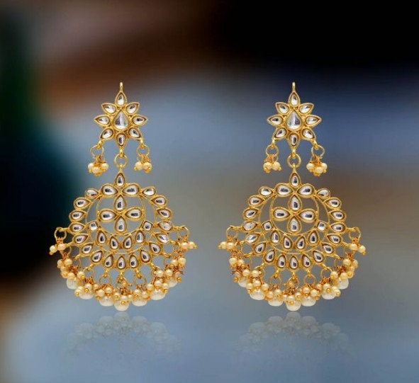 Veroniq Trends - Hyderabad Nawabi Style Weiß Imitation Kundan Vergoldete Lucknow Chand Bali Ohrringe Veroniq Trends - Hyderabad Nawabi Style Weiß Imitation Kundan Vergoldete Lucknow Chand Bali Ohrringe von VeroniQTrends