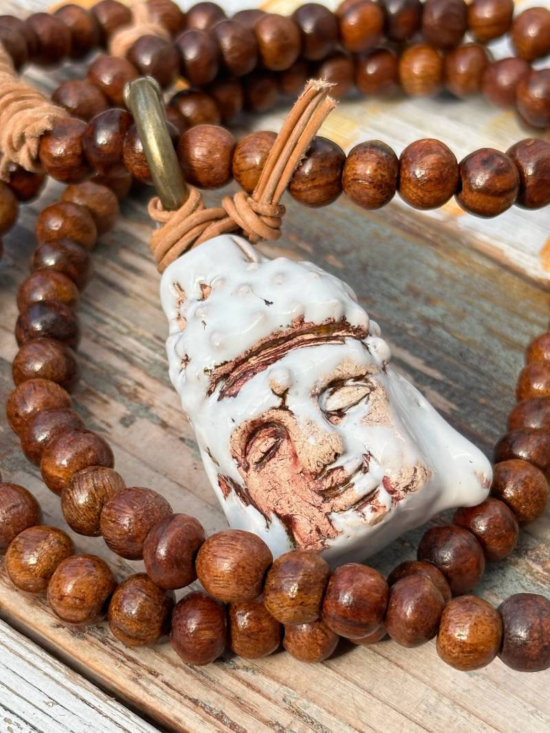 Buddha Handgetöpfert - Lange Kette Aus Holzperlen Boho Style Anhänger 88cm von Verperlthoch2
