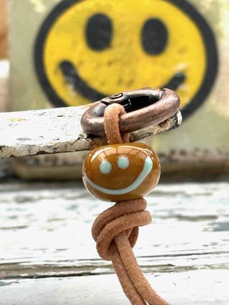 Handmade - Smiley Aus Glas Anhänger Glaskunst Khaki von Verperlthoch2