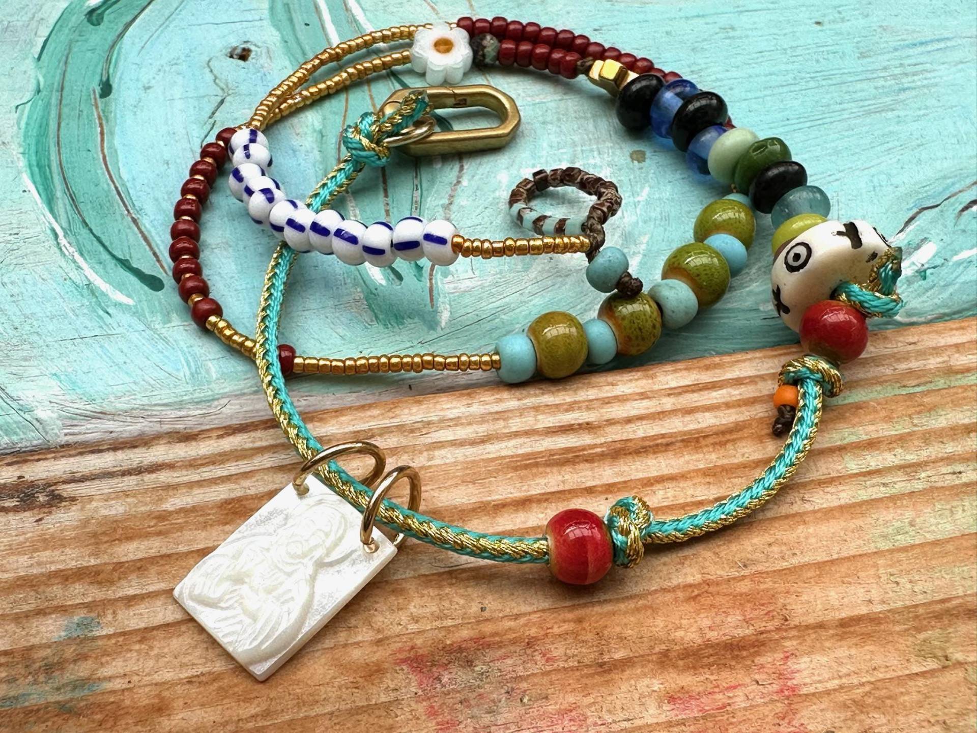 Kurze Kette Aus Kleinen Glasperlen - Boho Style Anhänger 46cm Kurze Kette Aus Kleinen Glasperlen - Boho Style Anhänger 46cm von Verperlthoch2