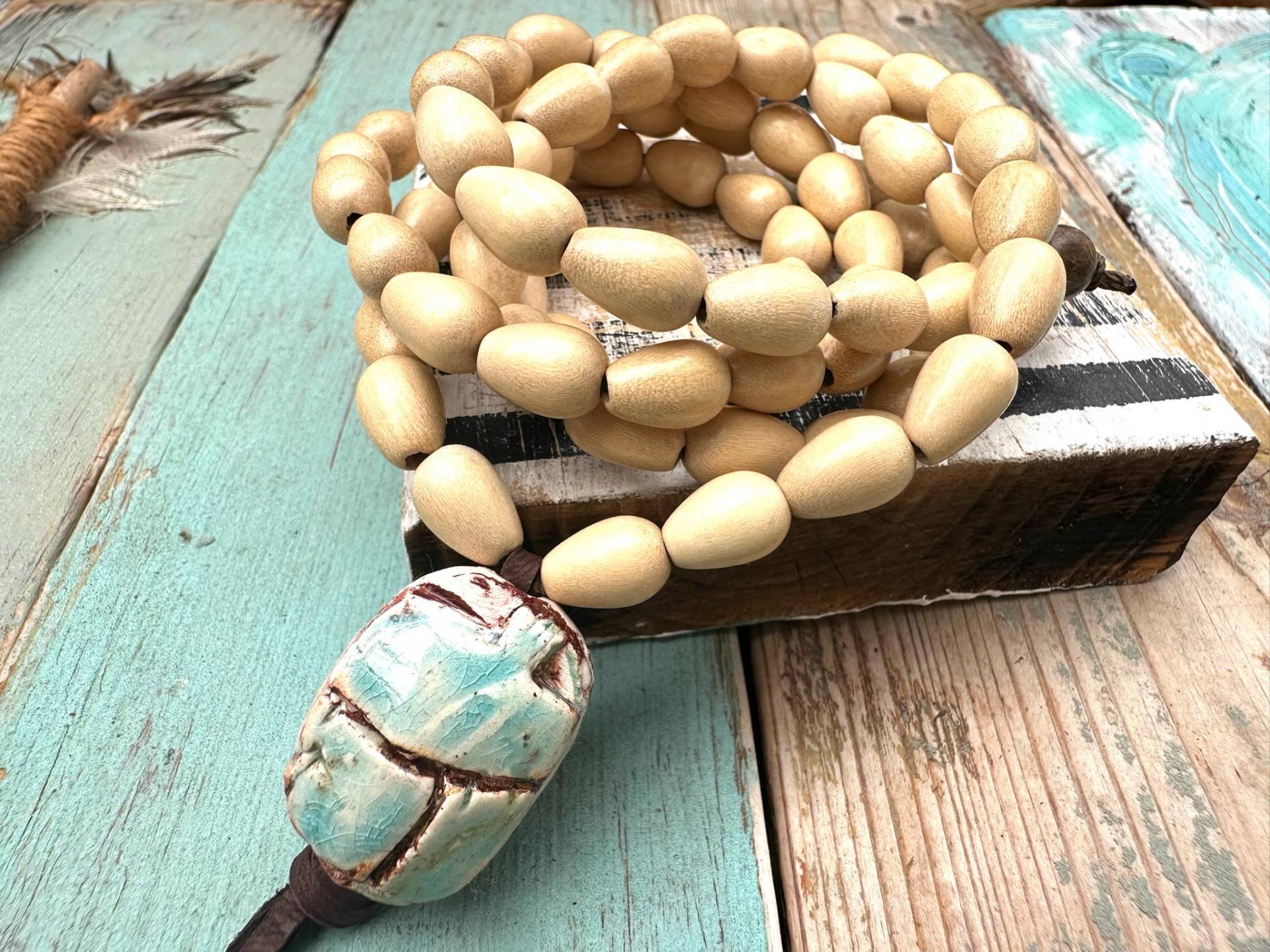 Lange Kette Aus Holzperlen - Boho Style Scarabäus Anhänger Keramik 90cm von Verperlthoch2