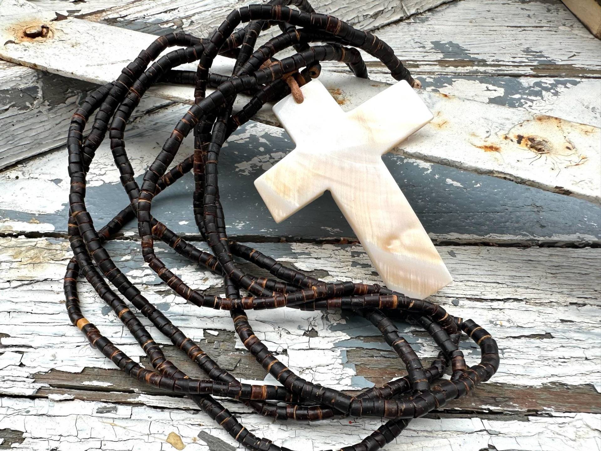 Lange Kette Aus Kokosperlen - Großes Kreuz Perlmutt 100cm Boho-style Lange Kette Aus Kokosperlen - Großes Kreuz Perlmutt 100cm Boho-style von Verperlthoch2