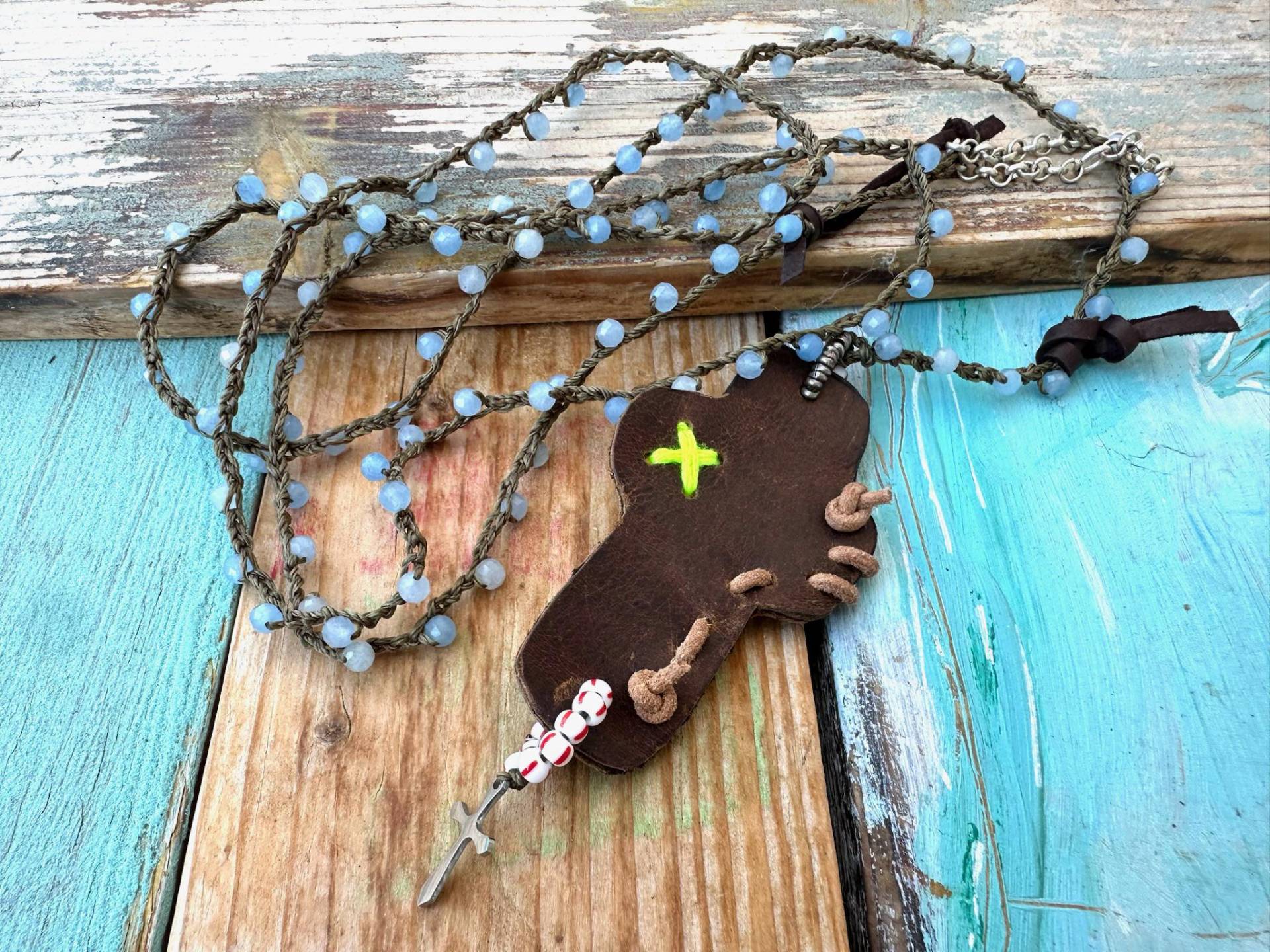 Lange Kette - Gehäkelt Mit Kreuz Aus Leder Steinperlen 110cm Boho Style Lange Kette - Gehäkelt Mit Kreuz Aus Leder Steinperlen 110cm Boho Style von Verperlthoch2