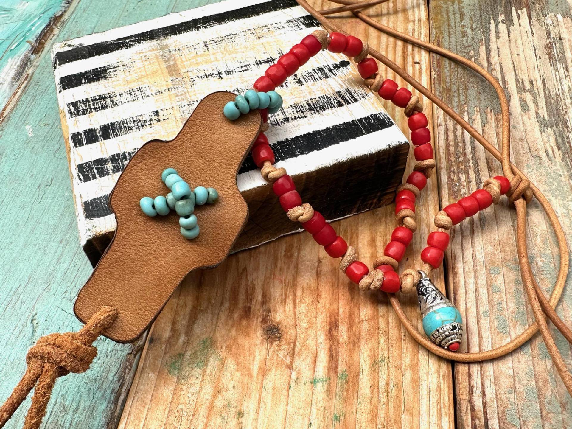 Lange Kette - Mit Kreuz Aus Leder Glasperlen 100cm Boho Style Lange Kette - Mit Kreuz Aus Leder Glasperlen 100cm Boho Style von Verperlthoch2