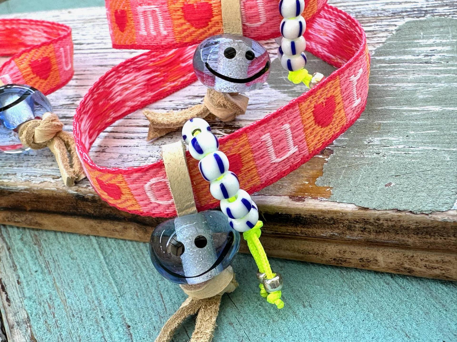 Smiley Armband - Glasperle Handgefertigt Aus Band Amour Verstellbar Smiley Armband - Glasperle Handgefertigt Aus Band Amour Verstellbar von Verperlthoch2