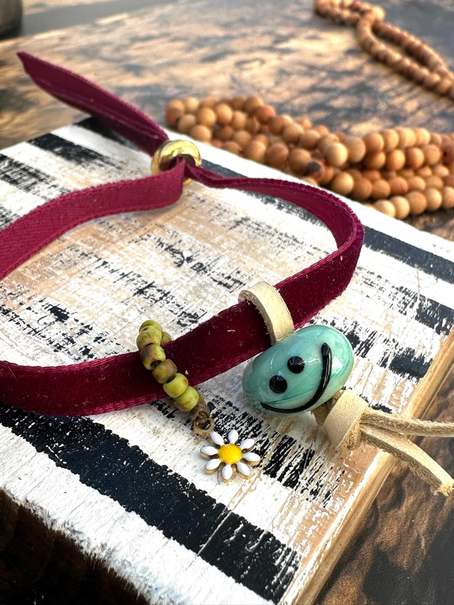 Smiley Armband - Glasperle Handgefertigt Aus Samt Verstellbar Blümchen Smiley Armband - Glasperle Handgefertigt Aus Samt Verstellbar Blümchen von Verperlthoch2