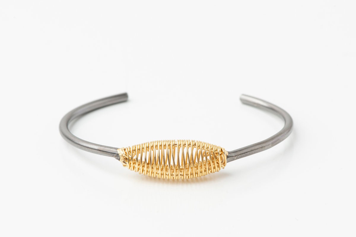 Draht Armband Handgemacht, Sterling Silber Armband, Gold Und Schwarzes Einzigartiges Offenes Alltags Armreif Draht Armband Handgemacht, Sterling Silber Armband, Gold Und Schwarzes Einzigartiges Offenes Alltags Armreif von VerrouKyriaki