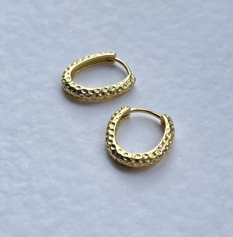 Gehämmerte Texturierte Creolen in Gold. Mini Kleine Hoops Schichtung Stapeln 925 Sterling Silber 18K Vergoldet Brautjungfer Trauzeugin Der Ehre von VersaJewellery