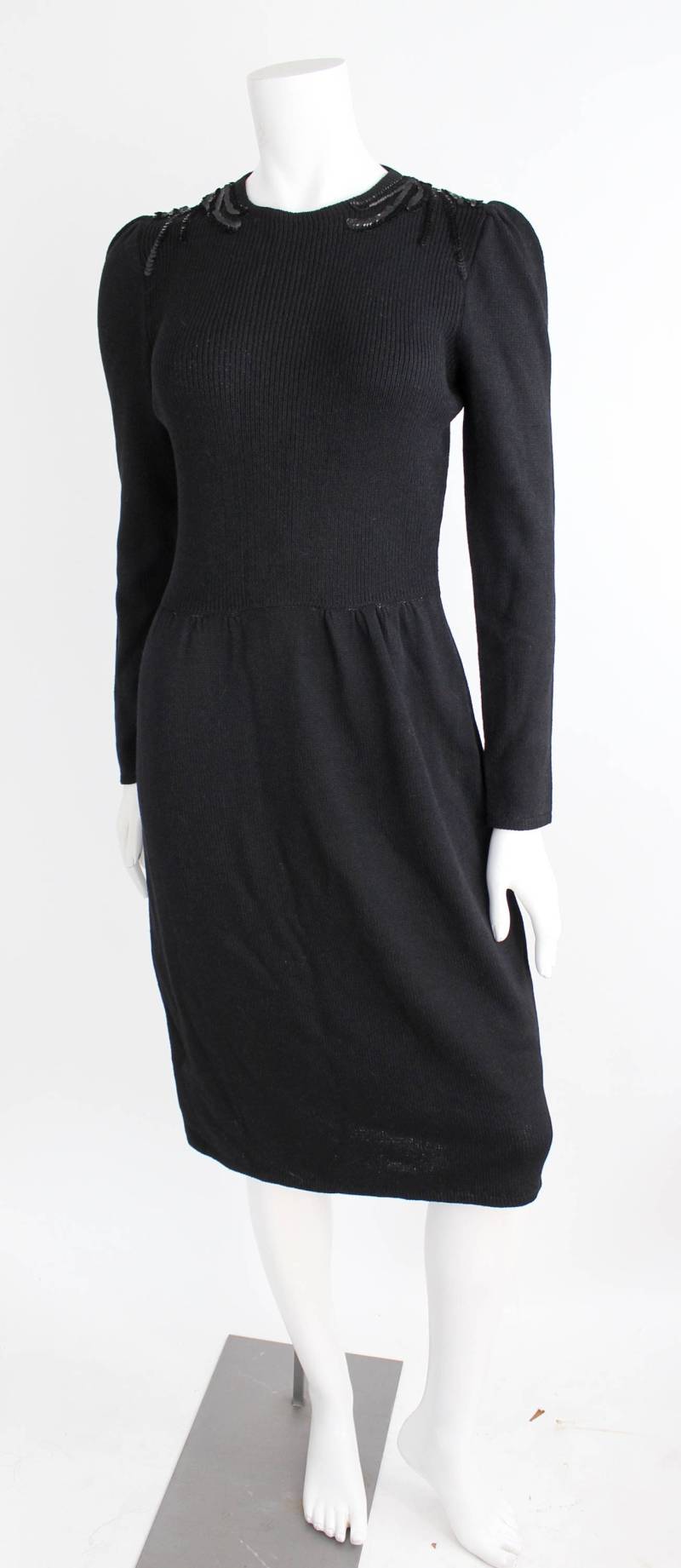 St John Vintage 1980Er Jahre Strick Kleid | Santana Knit Knielanges Schwarzes Sweater-Kleid Mit Pailletten-Schultern Langarm Schlüsselloch Zurück S von VerseauVintage