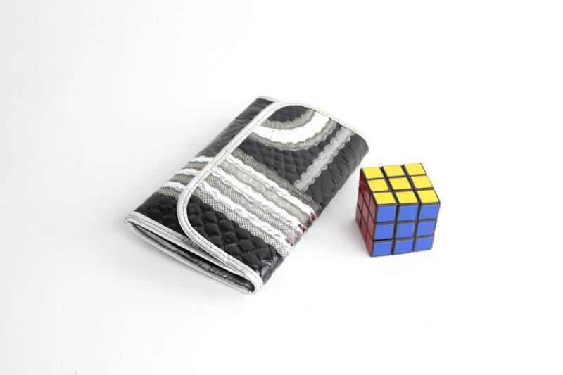 Vintage 1970Er Jahre Carlo Falchi Clutch Tasche | Mixed Media Schlangenleder Und Leder Umschlag Kleine Patchwork Handtasche in Silber Schwarz von VerseauVintage