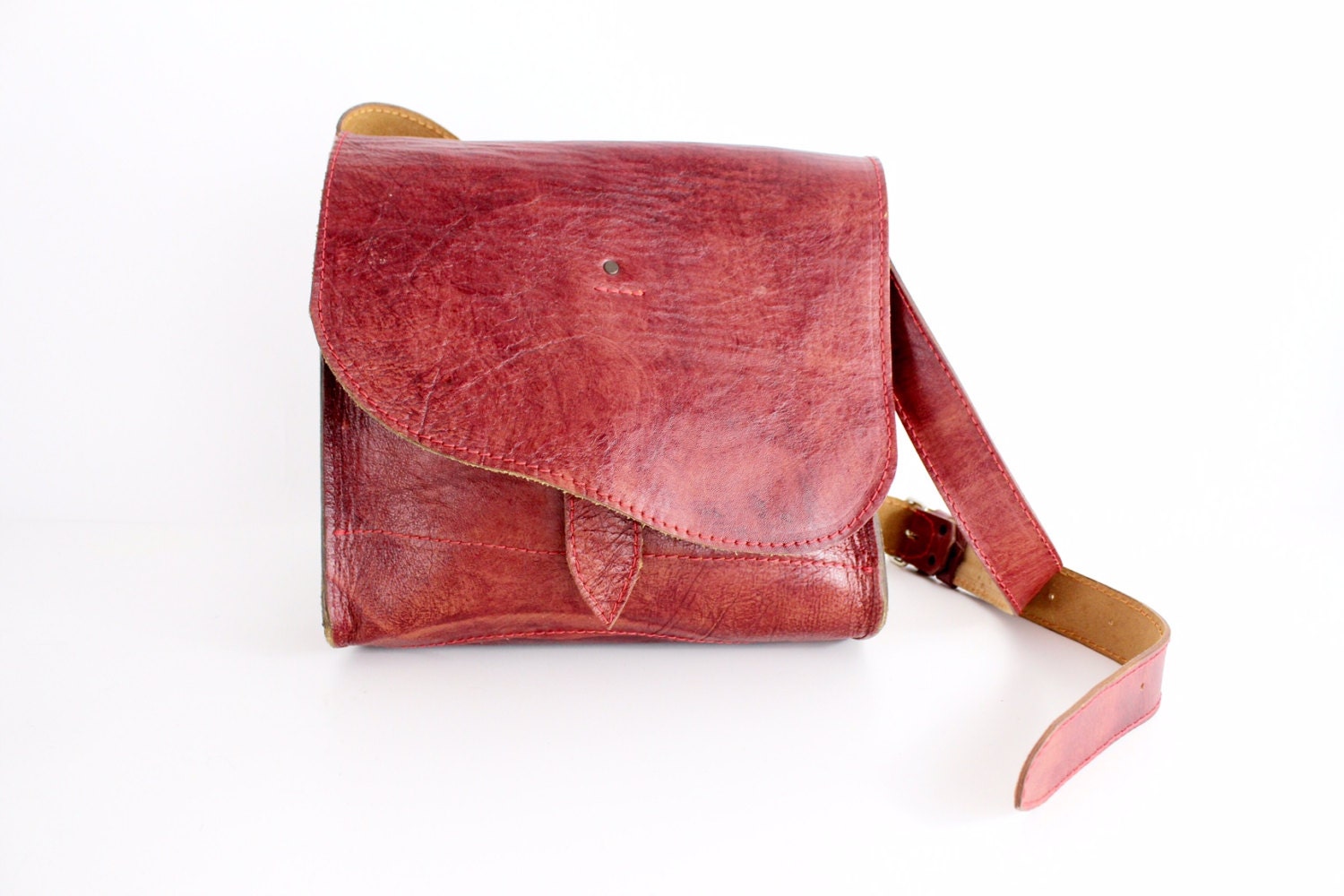 Vintage Rustikale Rote Lederkuriertasche | Punzierte Rindsleder Geldbörse 1970Er Jahre Handgefertigte Umhängetasche Aus Leder von VerseauVintage