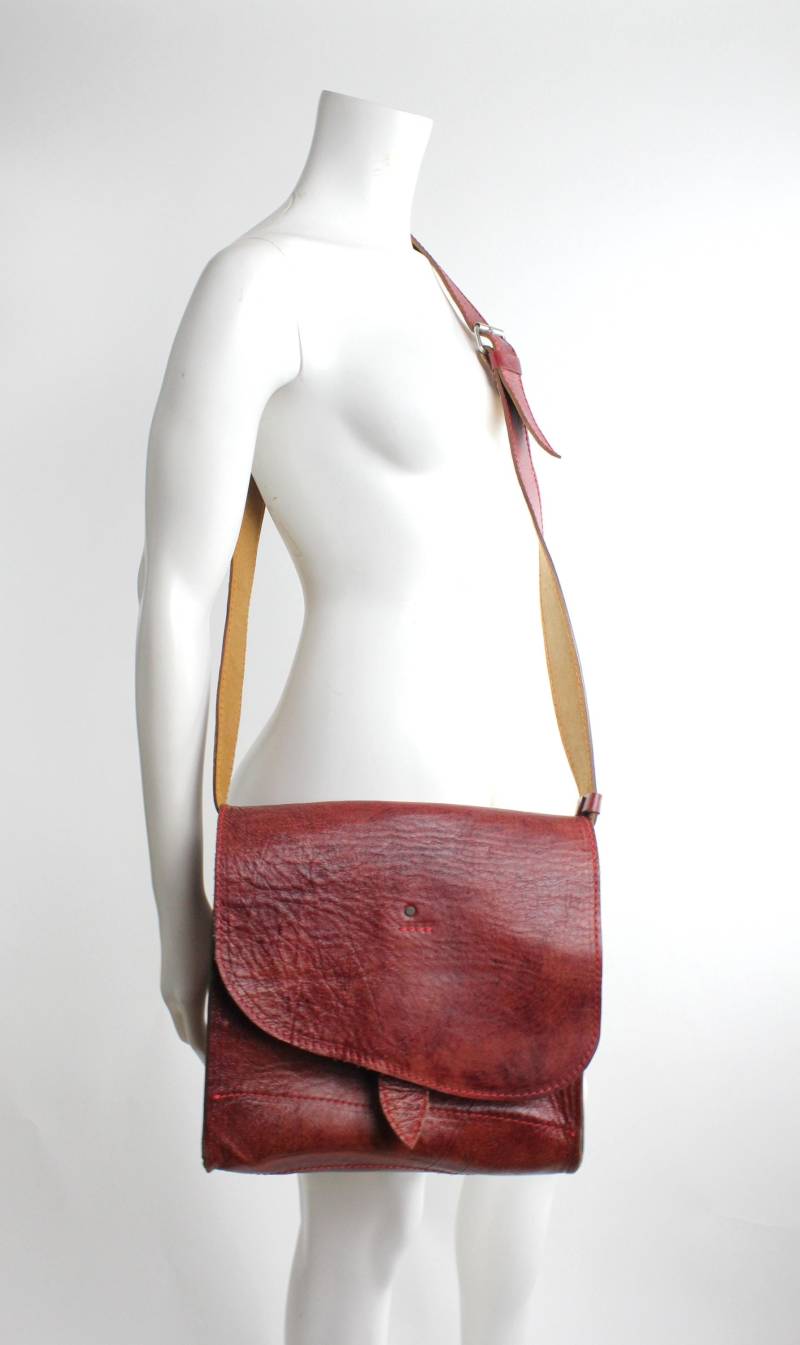 Vintage Rustikale Rote Lederkuriertasche | Punzierte Rindsleder Geldbörse 1970Er Jahre Handgefertigte Umhängetasche Aus Leder von VerseauVintage