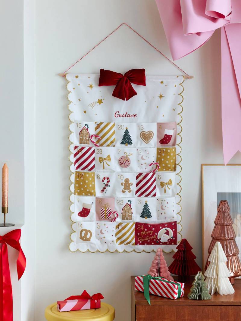 Adventskalender aus Stoff mit 24 Taschen und ener Stickerei von Vertbaudet