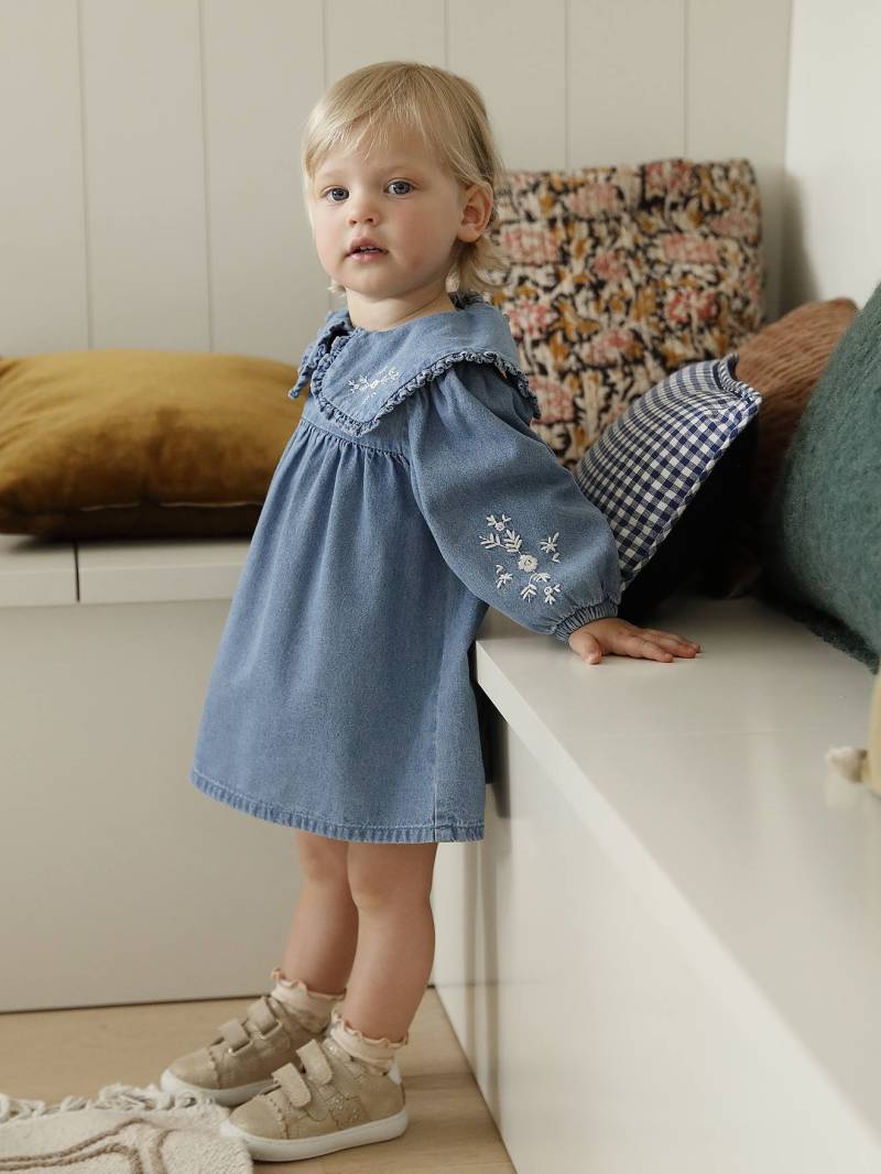 Baby Jeanskleid mit Rüschenkragen und Blumenstickereien von Vertbaudet