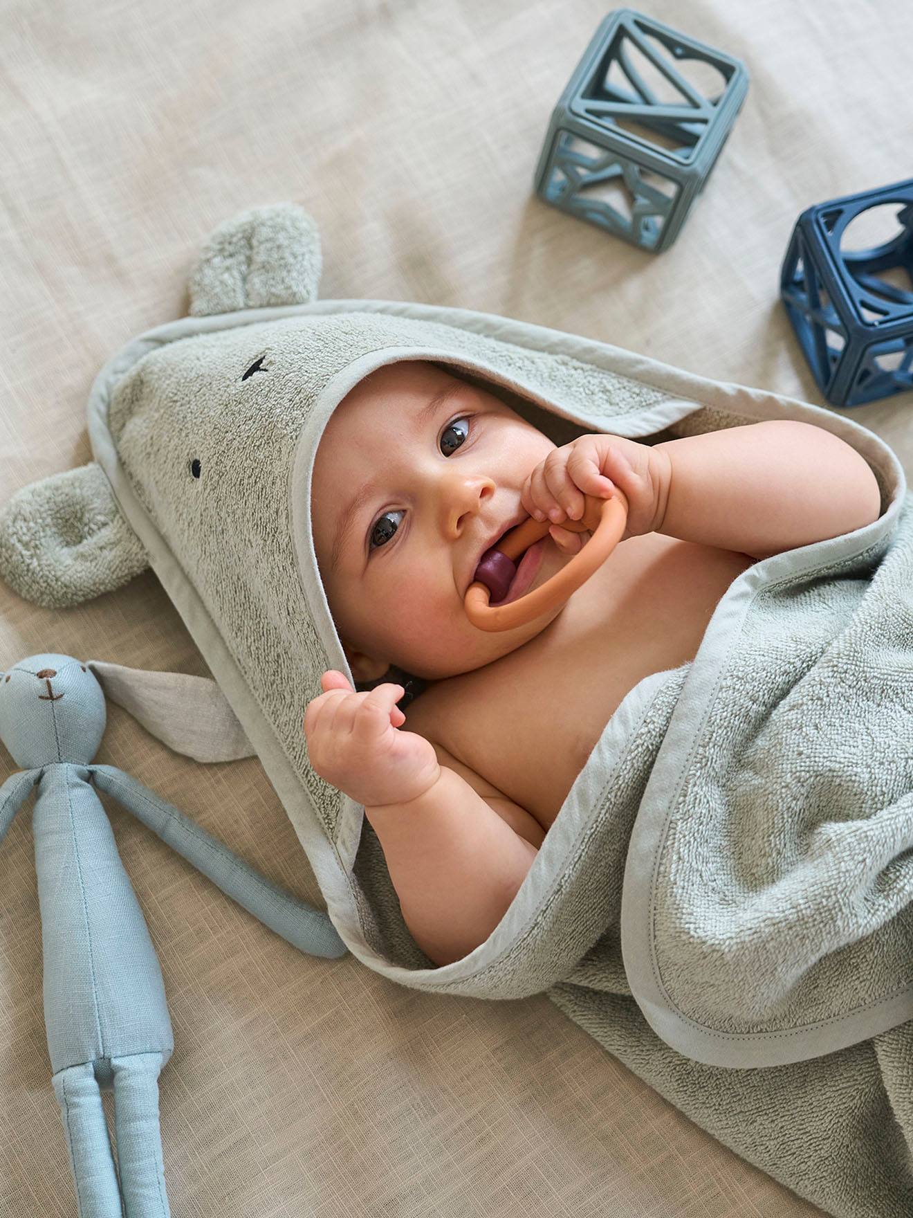 Bio-Kollektion: Baby-Set aus Badetuch und Waschhandschuh salbei/bär von Vertbaudet