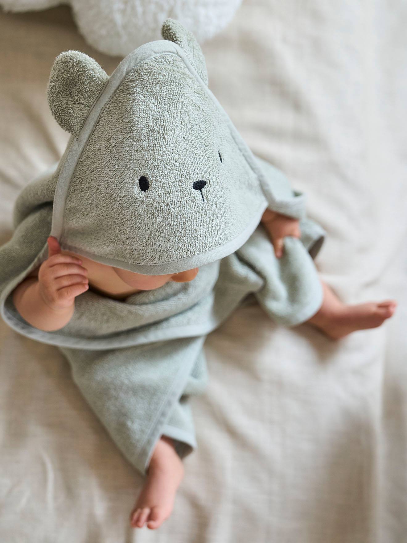 Bio-Kollektion: Baby-Set aus Badetuch und Waschhandschuh salbei/bär von Vertbaudet