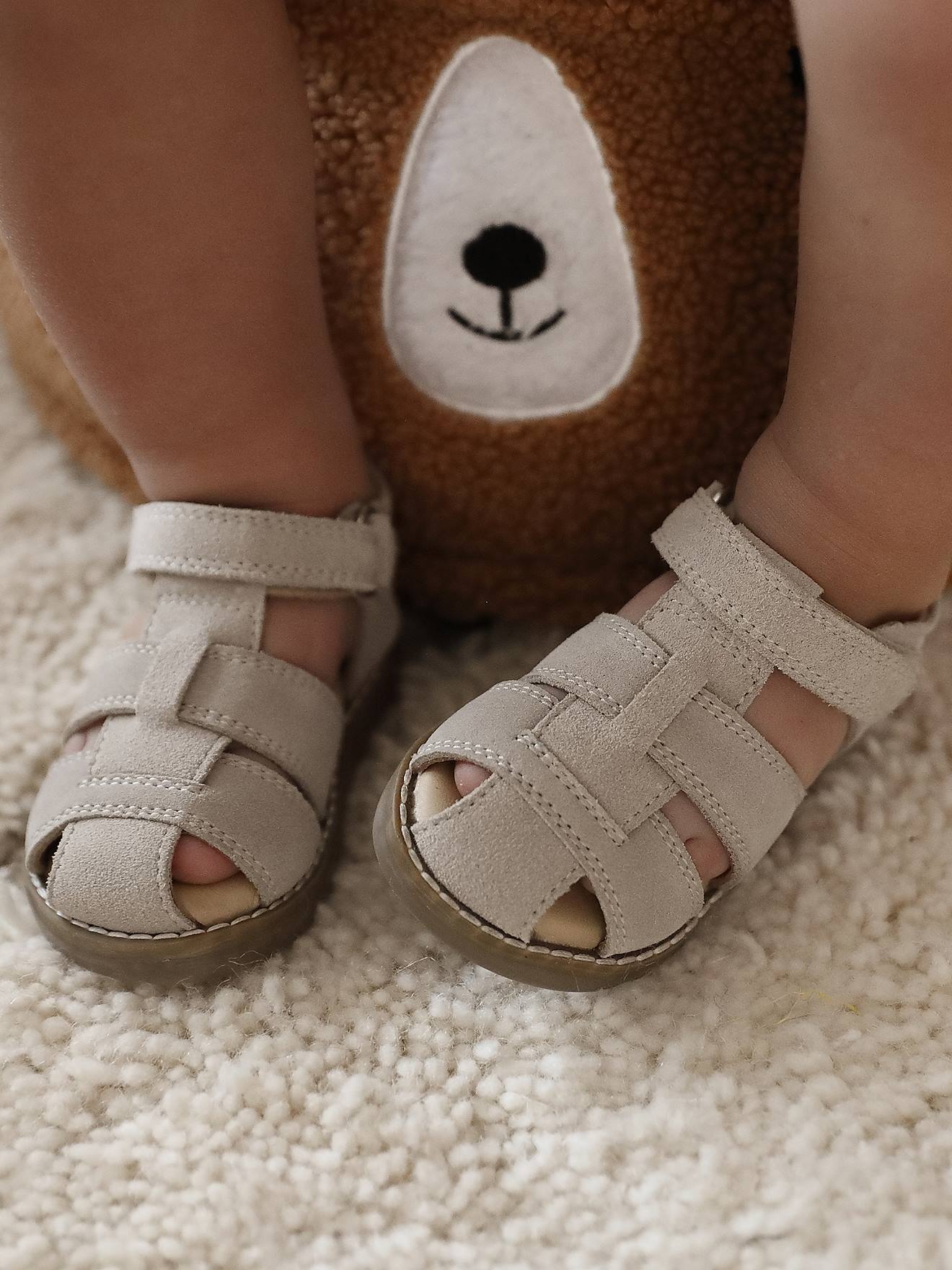Geschlossene Baby Klett-Sandalen aus Leder von Vertbaudet