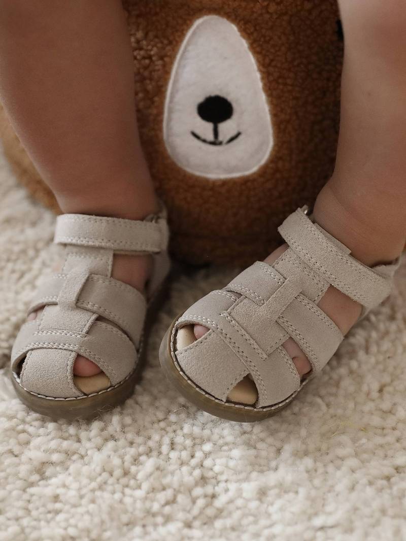 Geschlossene Baby Klett-Sandalen aus Leder von Vertbaudet