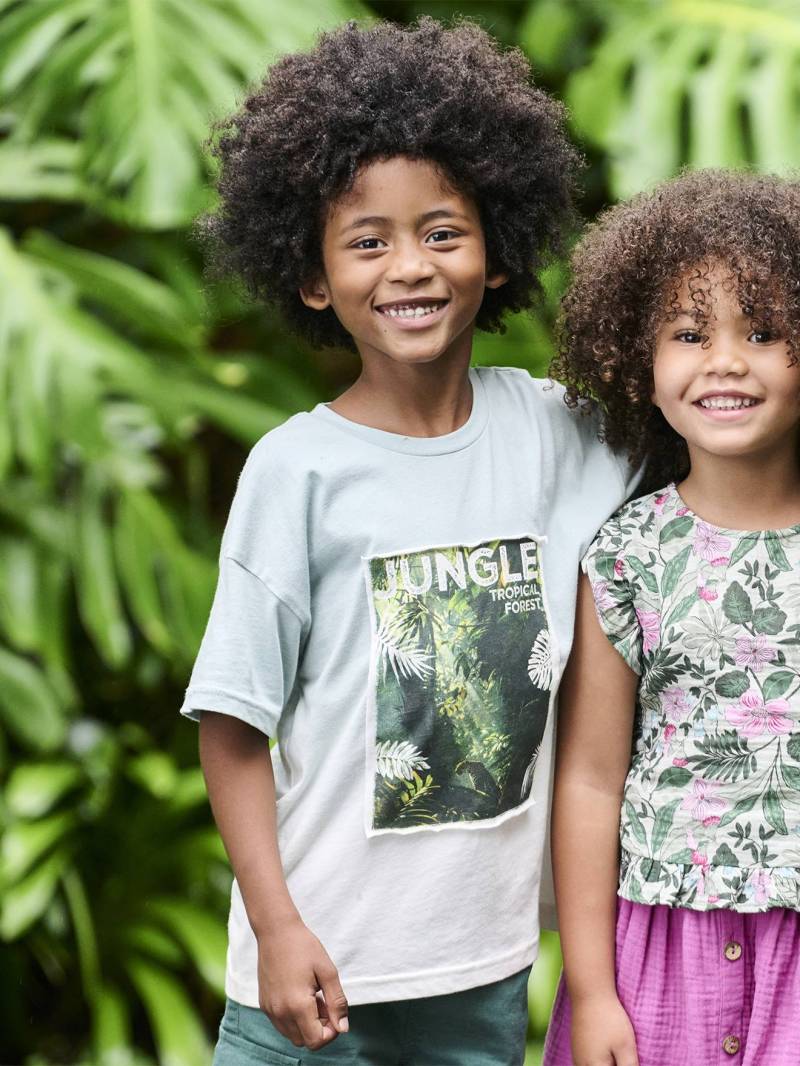 Jungen T-Shirt in Batikoptik mit Recycling-Baumwolle salbei von Vertbaudet