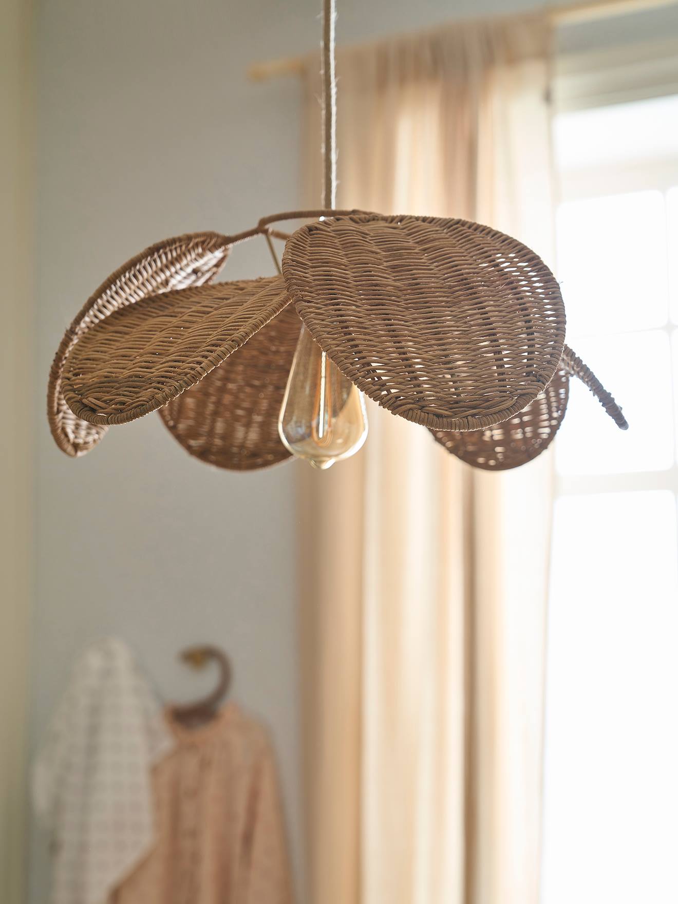 Kinderzimmer Lampenschirm aus Rattan in Blütenform Kinderzimmer Lampenschirm aus Rattan in Blütenform von Vertbaudet