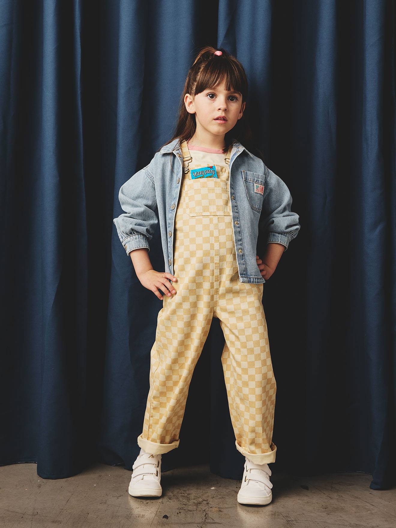 Mädchen Latzhose mit Schachbrett-Karo von Vertbaudet