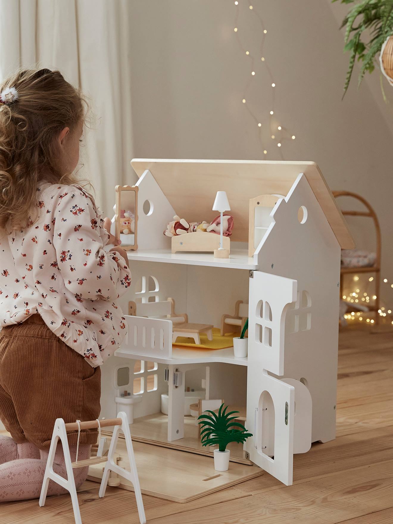 Puppenhaus mit Zubehör aus Holz FSC® von Vertbaudet