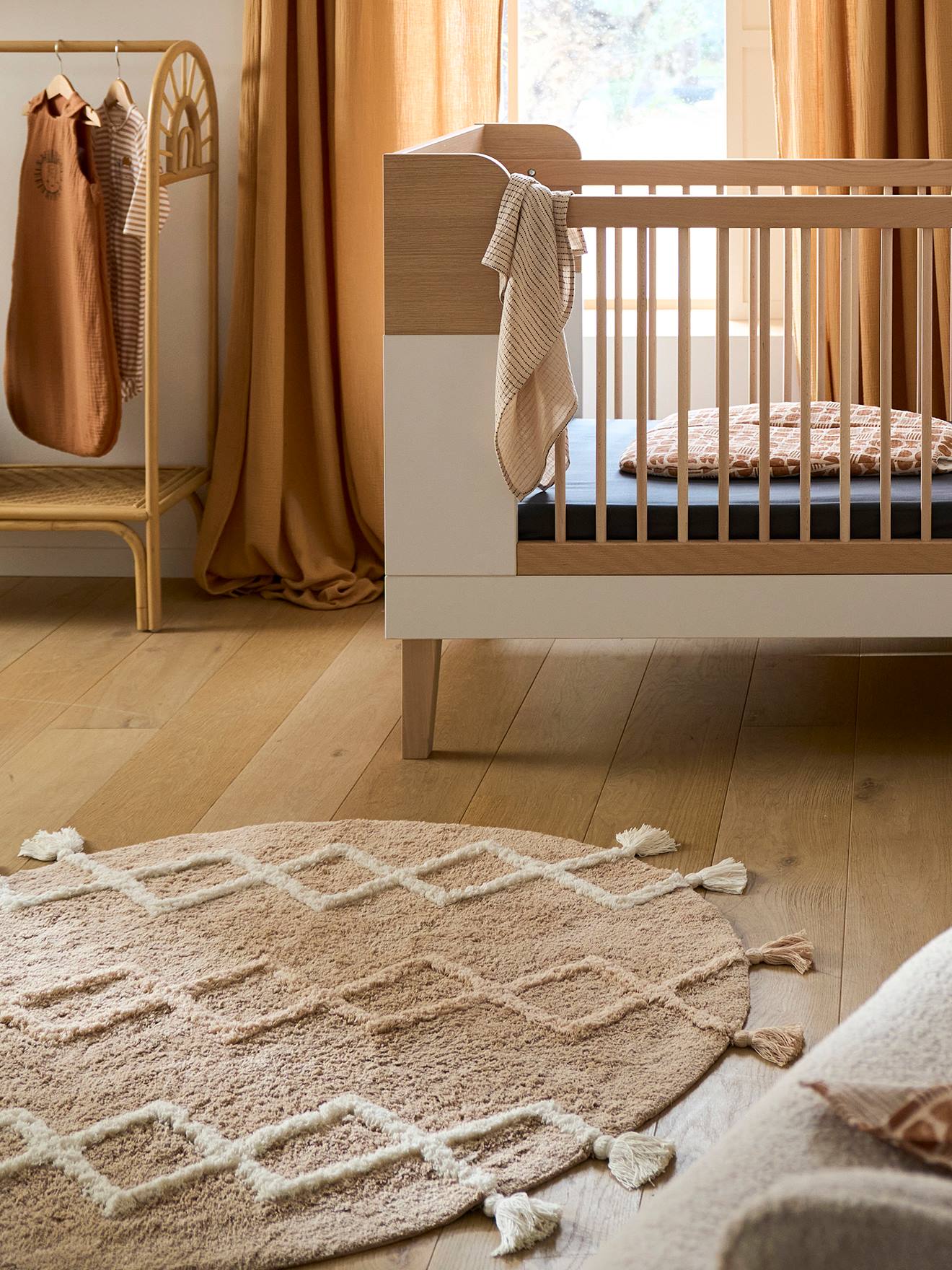 Runder Kinderzimmer Teppich mit Pompons Runder Kinderzimmer Teppich mit Pompons von Vertbaudet