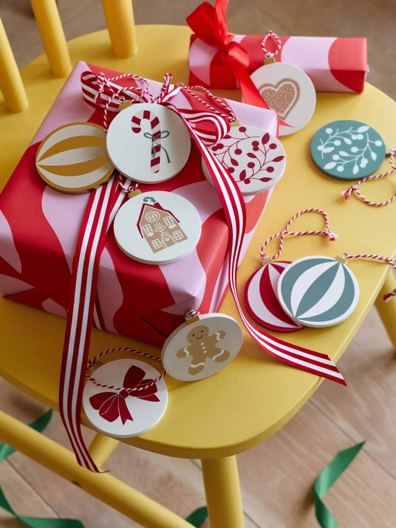 Set aus 10 flachen Weihnachtskugeln aus Holz MOONY Set aus 10 flachen Weihnachtskugeln aus Holz MOONY von Vertbaudet