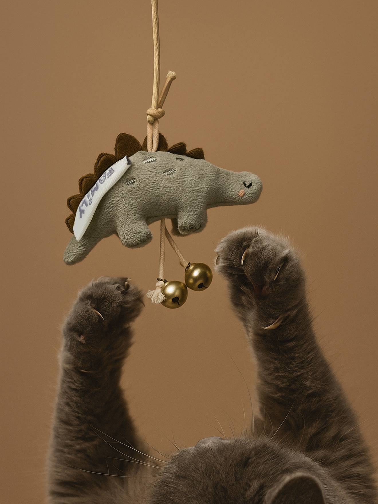 Katzenangel mit Dinosaurier-Spielzeug von Vertbaudet