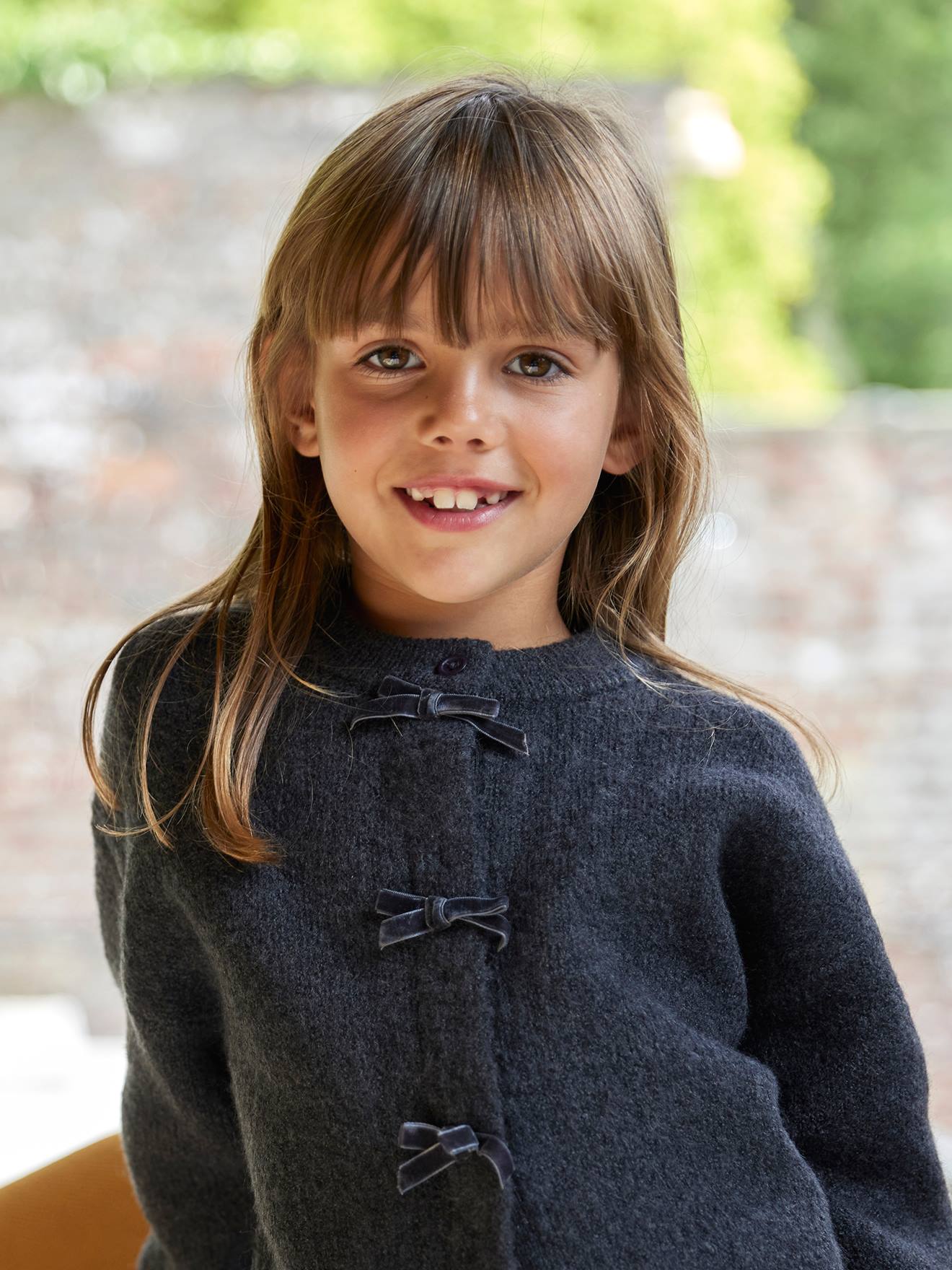 Strickjacke Mädchen mit Samtschleifen von Vertbaudet