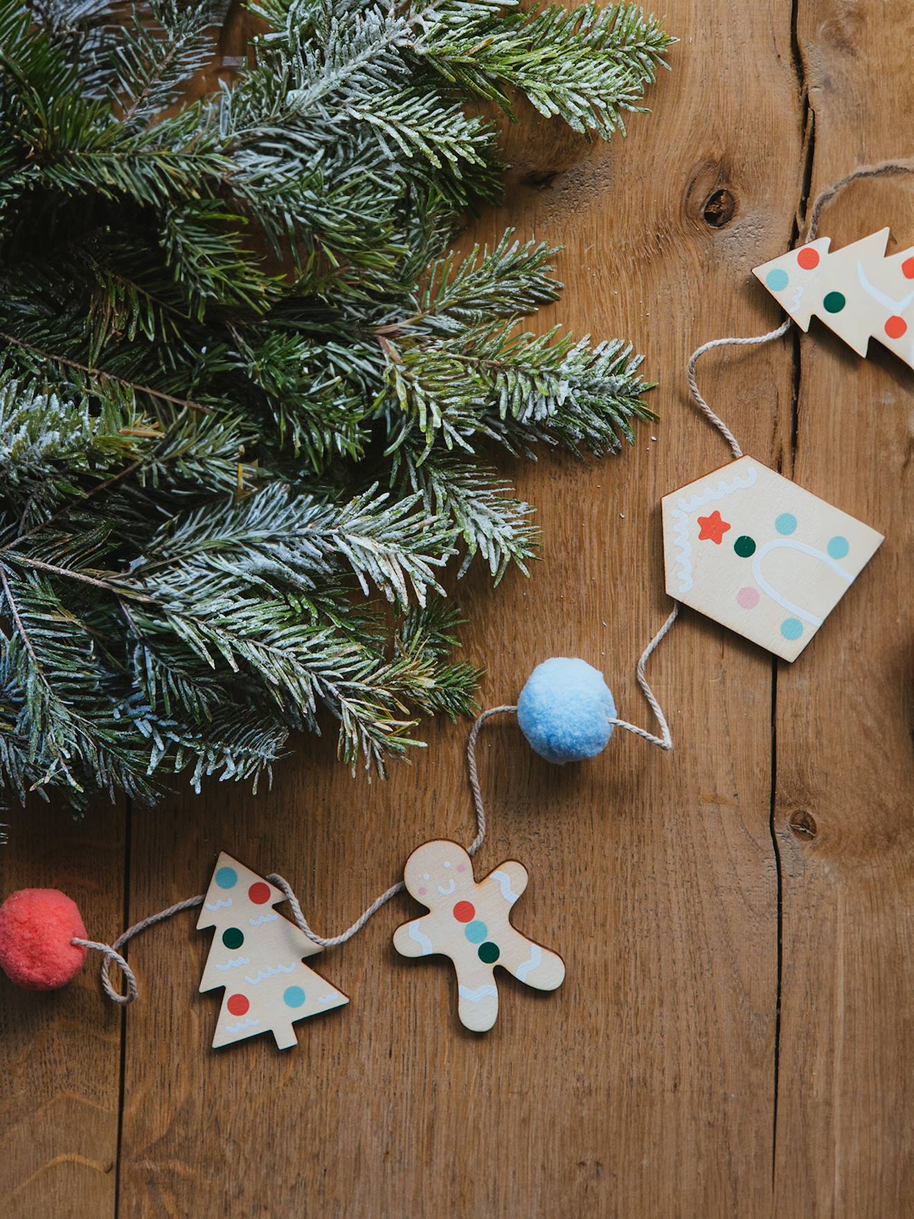 Weihnachtsgirlande mit Holz-Anhängern von Vertbaudet