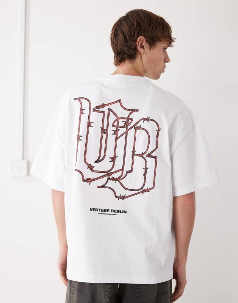 Vertere Berlin - Oversize-T-Shirt in Weiß mit Draht-Rückenprint von Vertere Berlin