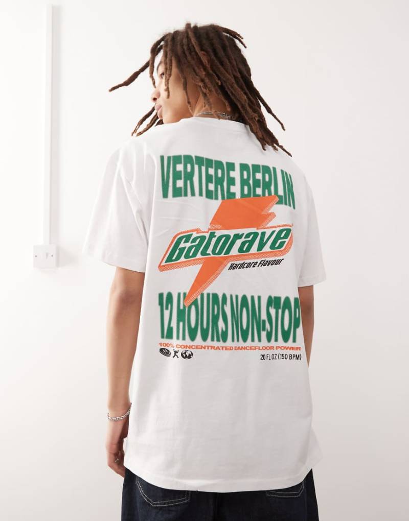Vertere Berlin - Oversize-T-Shirt in Weiß mit Gatorave-Print auf dem Rücken von Vertere Berlin