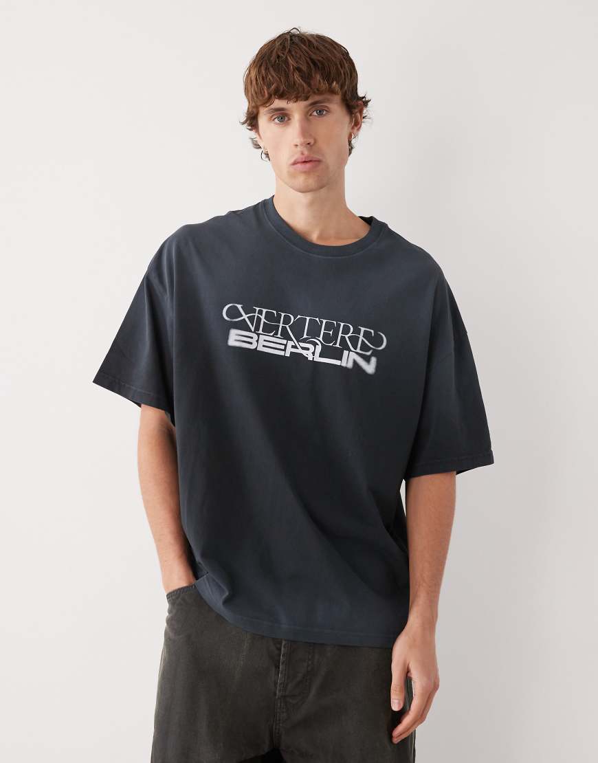 Vertere Berlin - Oversize-T-Shirt in verblasstem Schwarz Vertere Berlin - Oversize-T-Shirt in verblasstem Schwarz von Vertere Berlin