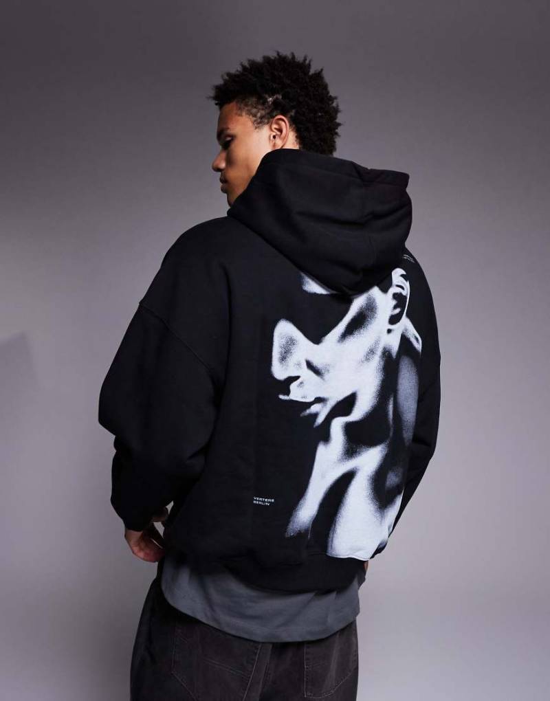 Vertere Berlin - Transedence - Oversize-Kapuzenpullover in Schwarz mit Rückenprint von Vertere Berlin
