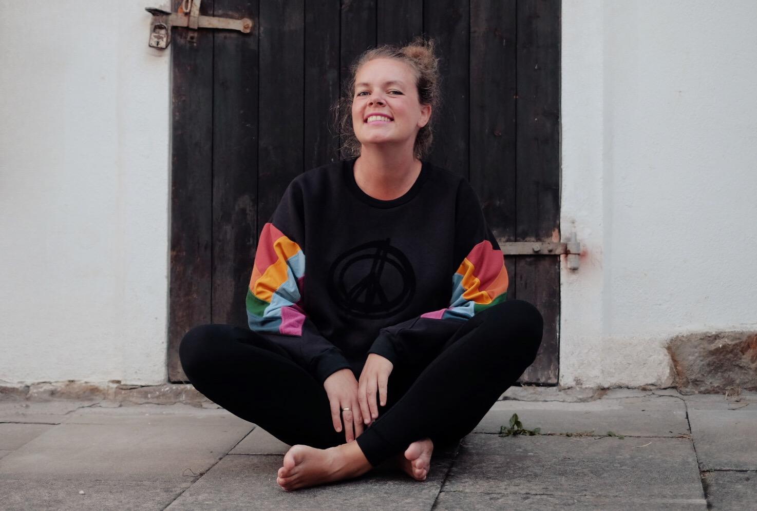 Larifari Pulli Peace Mit Regenbogenärmeln Für Frauen, Pullover Aus Bio-Sweat in Gr.32-48 Larifari Pulli Peace Mit Regenbogenärmeln Für Frauen, Pullover Aus Bio-Sweat in Gr.32-48 von Verurira