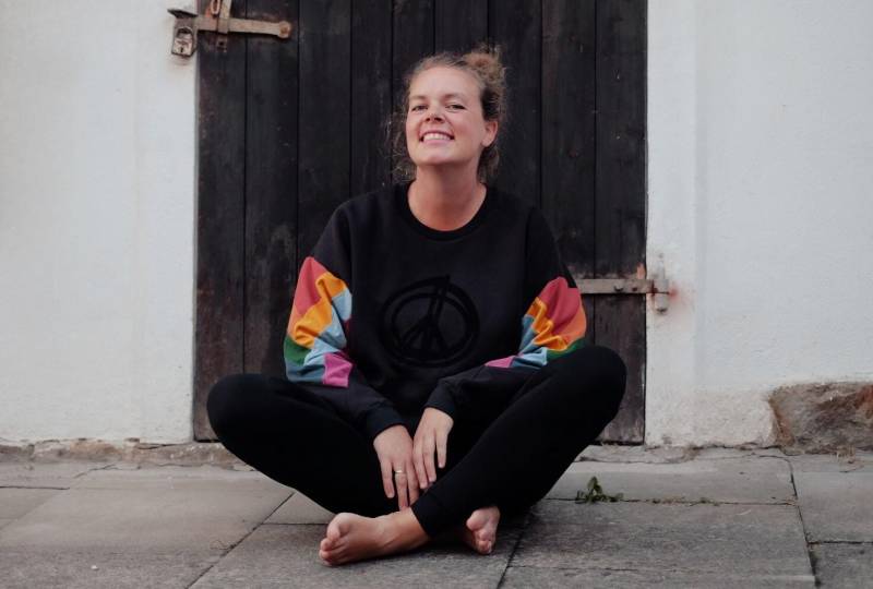 Larifari Pulli Peace Mit Regenbogenärmeln Für Frauen, Pullover Aus Bio-Sweat in Gr.32-48 von Verurira