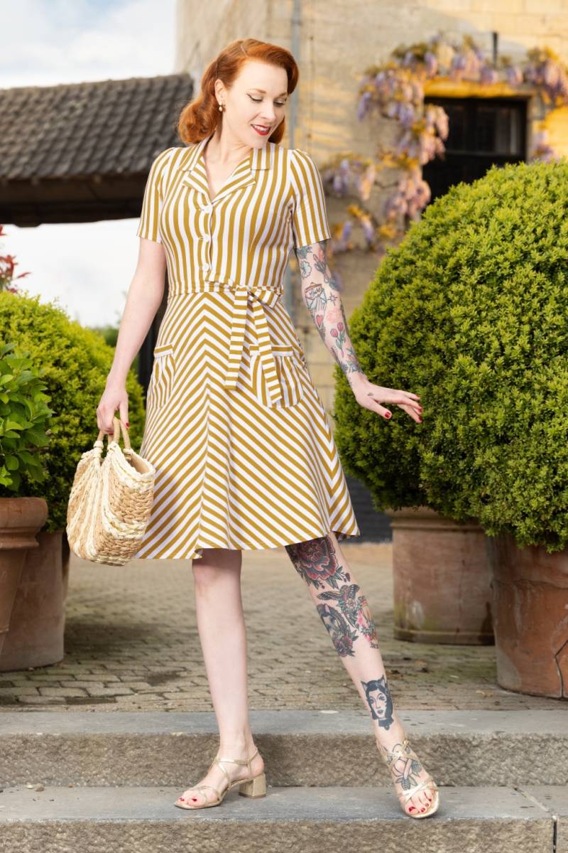 Revers Tricot Streifen Kleid in Honiggelb von Very Cherry